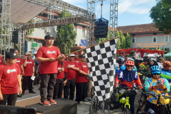 Gowes dan Reresik Lingkungan Sekolah Peringati Hardiknas 2025