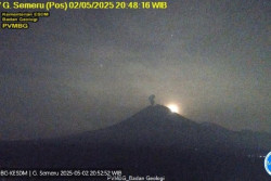 Gunung Semeru di Jawa Timur Erupsi Malam Ini
