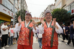 Foto-foto Kemeriahan Festival Kembar di China yang Diikuti Pasangan Kembar se Dunia