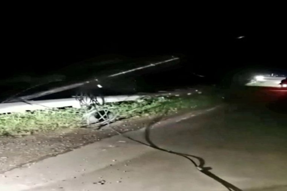 Tiang Telkom Roboh Melintang di Jalan Akibat Gempa Magnitudo 6,0 di Pohuwato Gorontalo