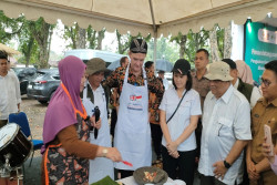 Cicipi Gudeg dan Sambel Krecek di Gunungkidul, Dubes Inggris untuk Indonesia Bilang Enak