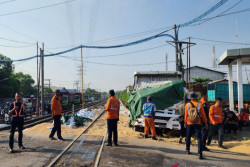Kecelakaan KA Harina vs Truk di Pelintasan Sebidang Kaligawe Semarang, 1 Orang Tewas