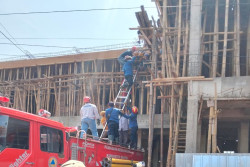 Petugas BPBD Bantul Evakuasi Pekerja yang Tersengat Listrik di Banguntapan
