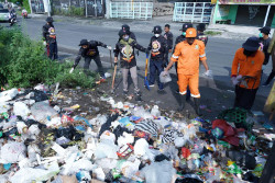 Satpol PP Bantul Kerahkan 100 Personel Bersihkan Sampah Liar di Ring Road Selatan