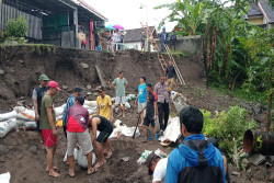 Dampak Hujan Disertai Angin Kencang di Sleman, Rumah Warga di Purwomartani Nyaris Ambrol