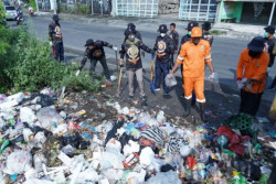 100 Personel Satpol PP Dikerahkan untuk Membersihkan Sampah Liar di Bantul