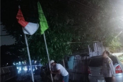 Polisi Turunkan Paksa Atribut Bendera dan Spanduk Ormas