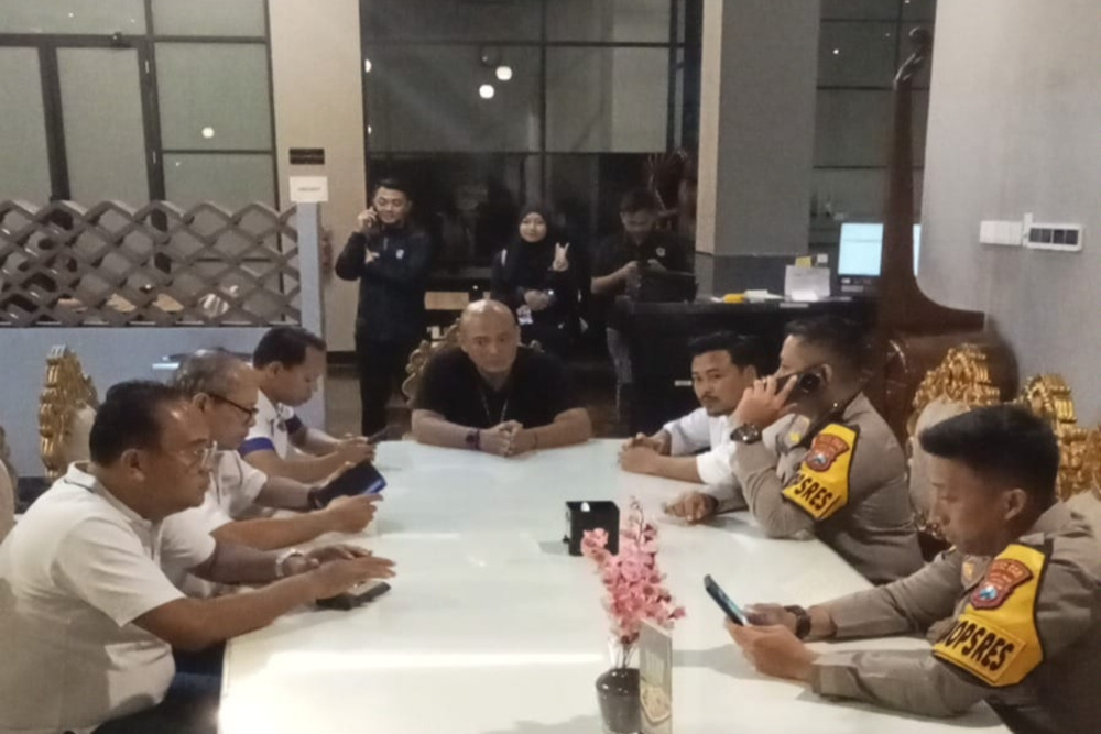 Bus Persik Kediri Dilempari Batu Suporter, Panpel Arema FC Sampaikan Prihatin dan Minta Maaf