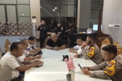 Bus Persik Kediri Dilempari Batu Suporter, Panpel Arema FC Sampaikan Prihatin dan Minta Maaf