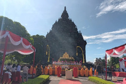 Ribuan Umat Buddha Ikuti Ritual 3 Langkah Namaskara di Candi Sojiwan