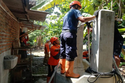 Kisah Dramatis, Tm SAR Gabungan Selamatkan Kucing dari Dalam Sumur
