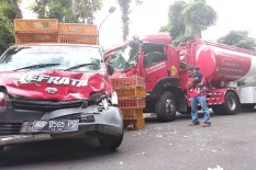 Hindari Sepeda Motor, Truk Tangki BBM Tabrak Tiga Ruko