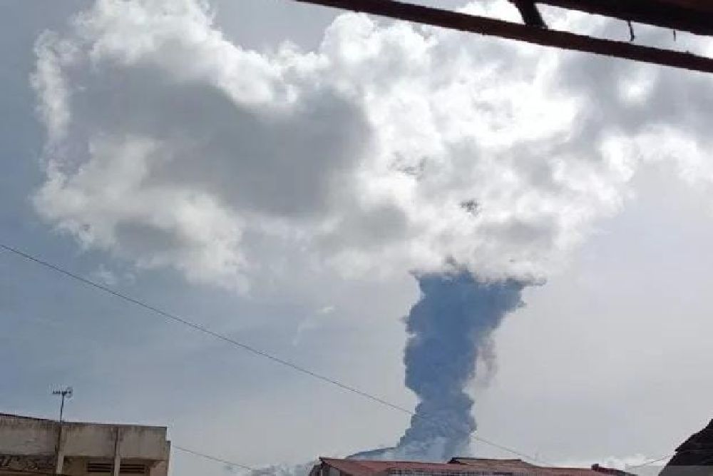 Gunung Marapi Erupsi, Tinggi Kolom Abu Mencapai 1,6 Km dari Atas Puncak