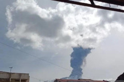 Gunung Marapi Erupsi, Tinggi Kolom Abu Mencapai 1,6 Km dari Atas Puncak
