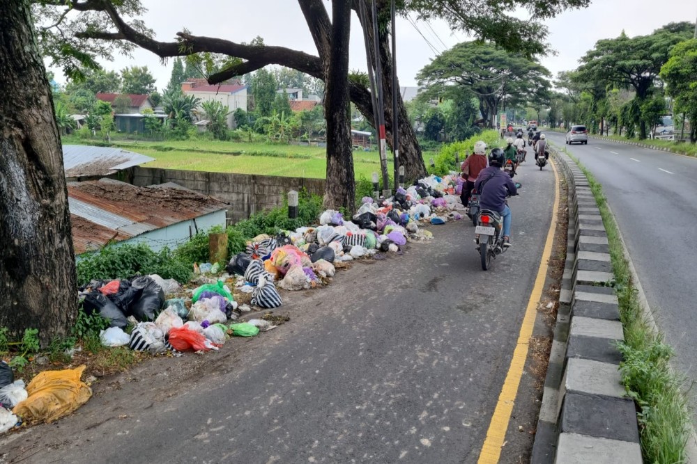 Sampah Menumpuk di Ringroad Selatan Bantul, DLH Akui Masih Ada Pembuangan Liar