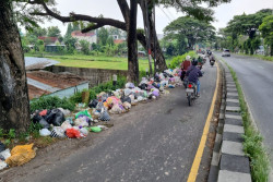 Sampah Menumpuk di Ringroad Selatan Bantul, DLH Akui Masih Ada Pembuangan Liar