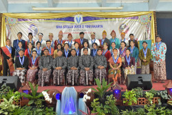 SMA Stella Duce 2 Luluskan Siswa 100 Persen