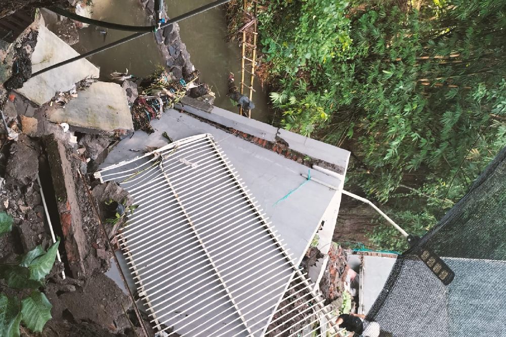 Dampak Hujan Petir Disertai Angin Kencang di Sleman, dari Pohon Tumbang, Longsor hingga Sepeda Motor Hanyut Terbawa Banjir