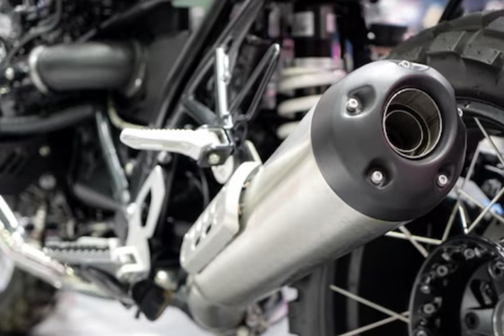 Knalpot Motor Anda Bau Menyengat? Berikut Trik dan Tips Mengatasinya