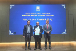 Rektor UII Paling Gembira Saat Yusdani Terima SK Profesor, Ternyata Ini Alasannya