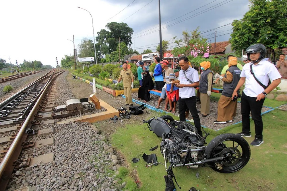 Palang Pintu Pelintasan Terbuka Saat KA Malioboro Ekspres Melintas, Kecelakaan Pun Tak Bisa Dihindari