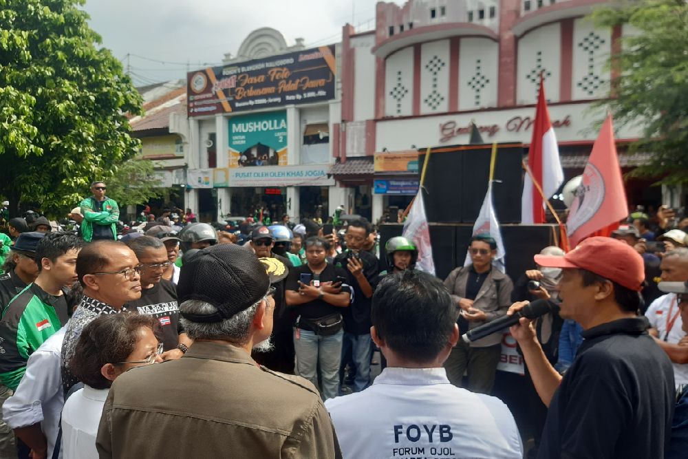 Sekda DIY Temui Massa Aksi Demo Ojol di Malioboro
