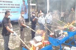 Penegakan Hukum, Jutaan Batang Rokok dan Ribuan Vape Ilegal Dibakar