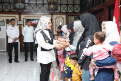 1.000 Anak di Sukoharjo Terima Bantuan Beras dan Telur untuk Perbaikan Gizi
