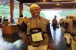 Menabung 12 Tahun, Tukang Gali Kubur Ini Naik Haji Tahun Ini