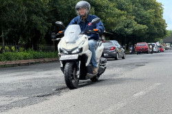 Tips Ala Honda Istimewa,Selalu #Cari_Aman Saat Melewati Jalan Berlubang