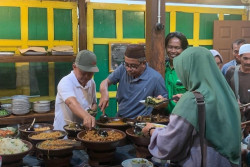 Makan di Warung Bernuansa Mataram Islam