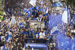 Suasana Kemeriahan Pawai Juara Persib dari Balai Kota Bandung ke Gedung Sate