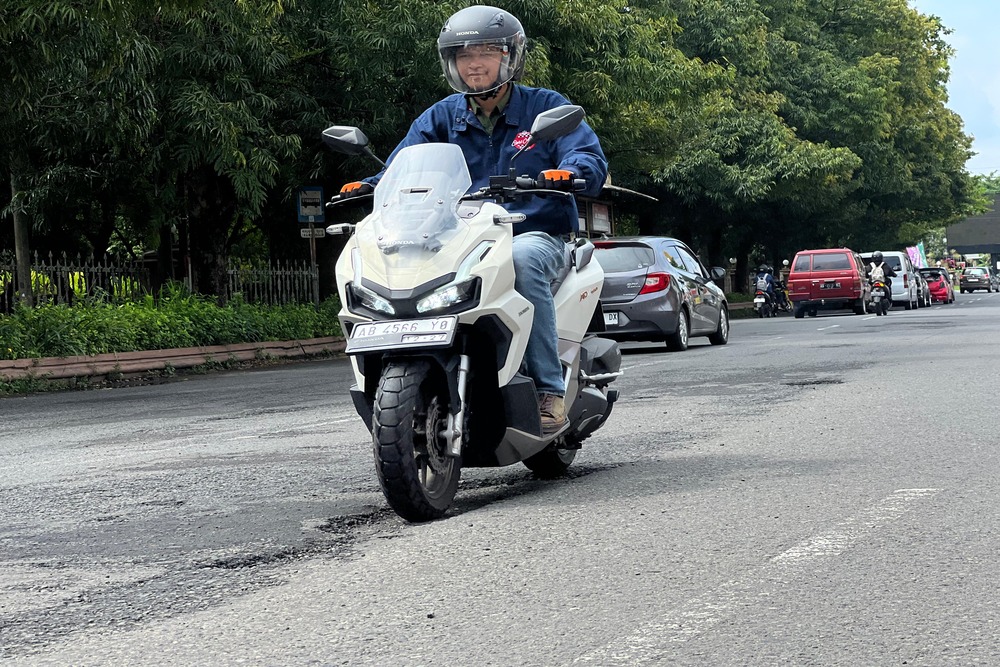 Tips Ala Honda Istimewa: Selalu #Cari_Aman Saat Melewati Jalan Berlubang
