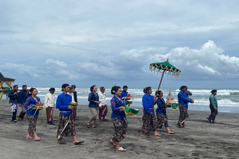 Upacara Adat Bekti Pertiwi Pisungsung Jaladri, Wujud Syukur Warga Parangtritis Usai Panen Raya