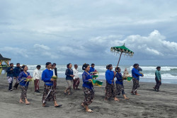 Upacara Adat Bekti Pertiwi Pisungsung Jaladri, Wujud Syukur Warga Parangtritis Usai Panen Raya