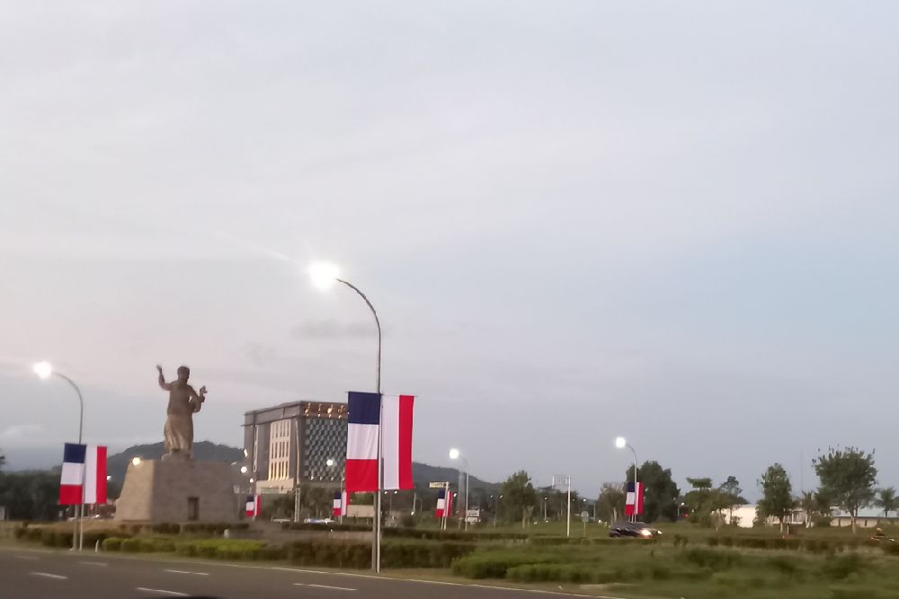 Jelang Kunjungan Presiden Macron ke Magelang, Bendera Indonesia-Prancis Menghiasi Bandara YIA di Kulonprogo