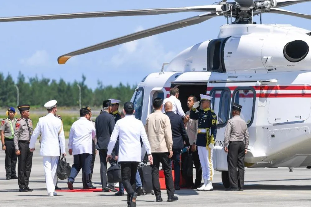 Prabowo dan Macron Naik Maung di Bandara YIA, Lanjut Naik Helikopter ke Magelang