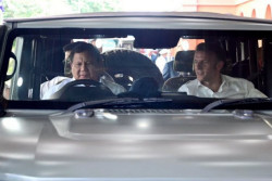 Tampak Akrab, Presiden Prabowo Menyopiri Emmanuel Macron Saat ke Akmil Magelang
