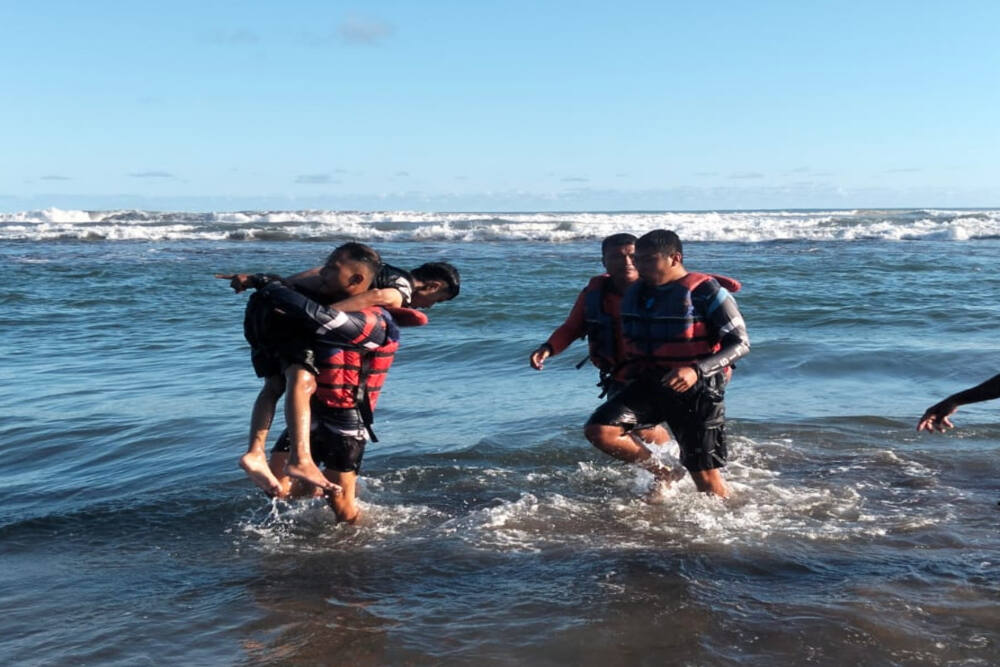 Petugas Gabungan Selamatkan Tiga Wisatawan Terseret Ombak Pantai Parangtritis