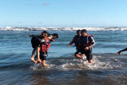 Petugas Gabungan Selamatkan Tiga Wisatawan Terseret Ombak Pantai Parangtritis