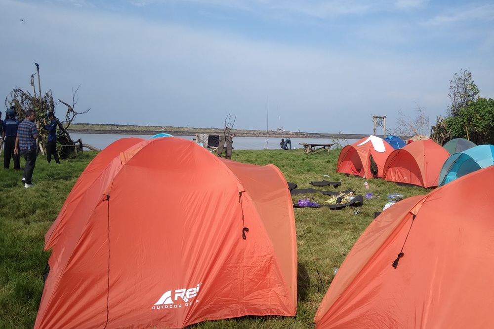 Libur Panjang Akhir Pekan, Wisata Edukasi Mangrove dan Camping di Pantai Baros Bisa Jadi Pilihan