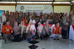 Departemen Bisnis dan Keuangan Vokasi UNY Gelar Pelatihan Manajemen Arsip Digital untuk Kader PKK Desa Pasung