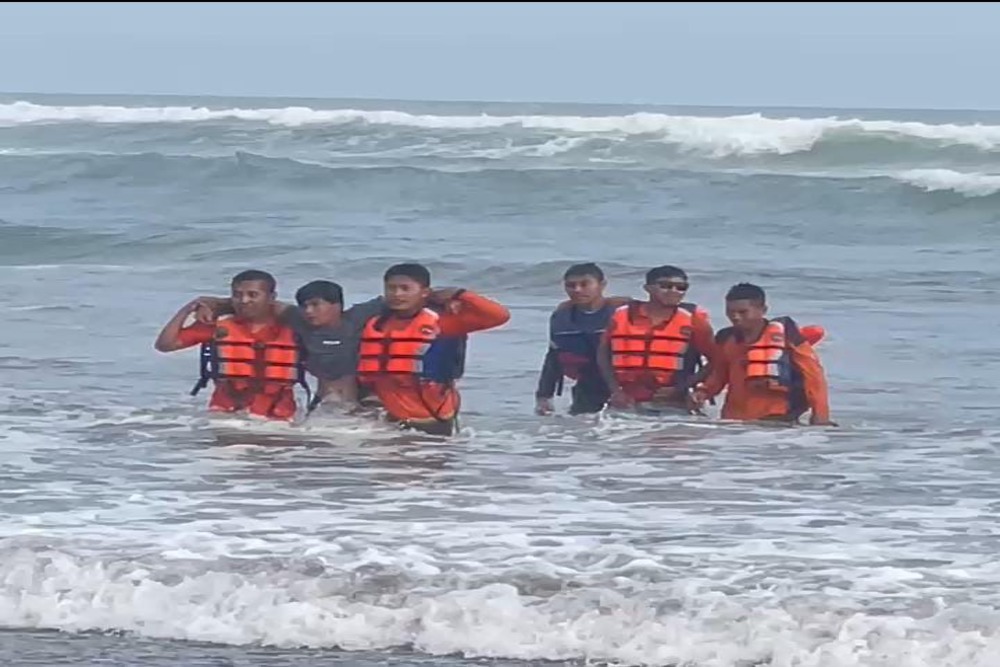 Petugas Selamatkan Wisatawan Asal Temanggung yang Terseret Arus di Pantai Parangtritis