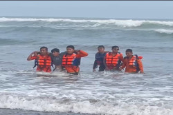 Petugas Selamatkan Wisatawan Asal Temanggung yang Terseret Arus di Pantai Parangtritis