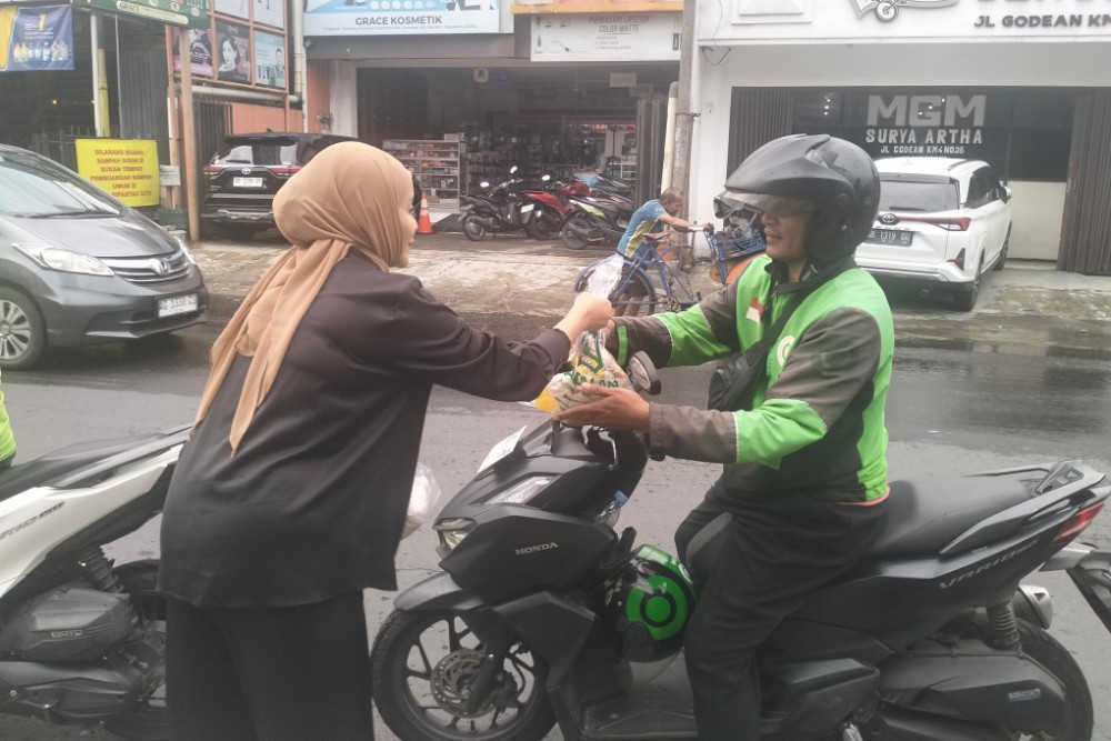 Ratusan Paket Sembako Dibagikan untuk Ojol hingga Warga di Sepanjang Jalan Godean