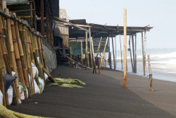 Gelombang Pasang Terjang Pantai Depok Bantul, 8 Warung Makan Rusak