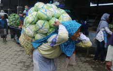Dinas Perdagangan Bagikan Kartu Toilet Gratis ke Buruh Gendong Pasar Beringharjo