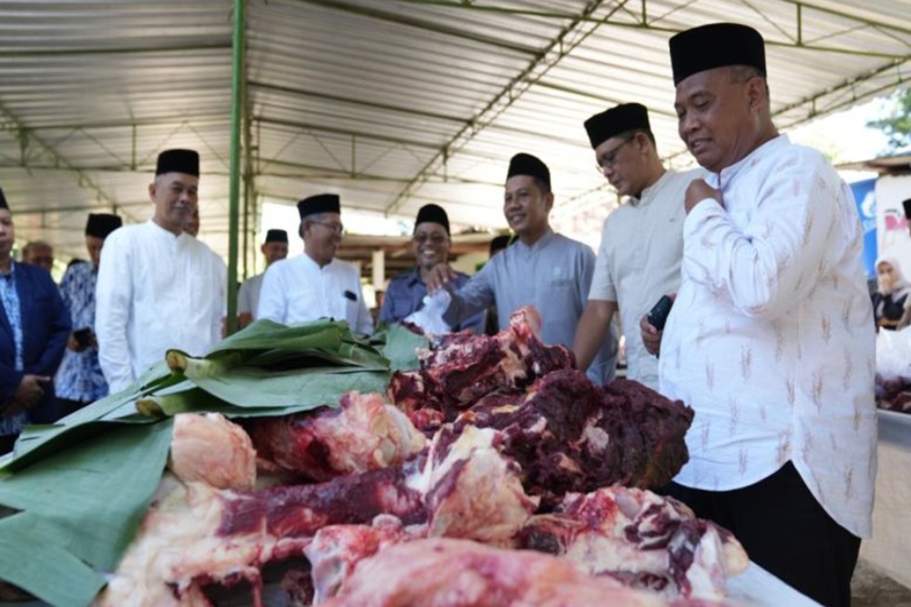 Hari Raya Kurban, Bupati Harda Kiswaya Pantau Pembagian Hewan Kurban di Dua Tempat