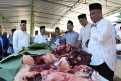 Hari Raya Kurban, Bupati Harda Kiswaya Pantau Pembagian Hewan Kurban di Dua Tempat