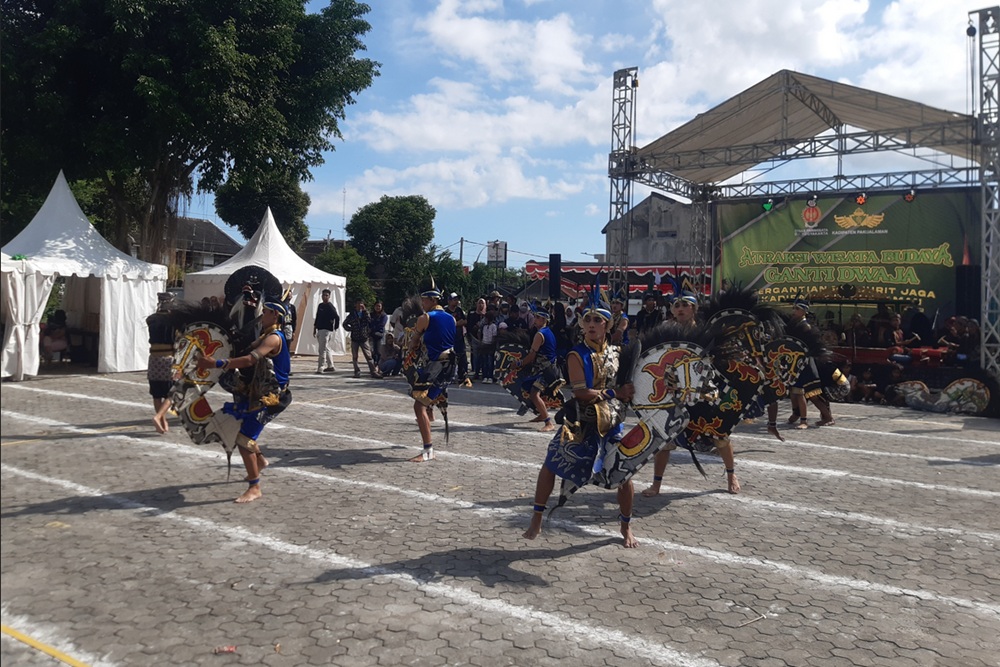 Atraksi Budaya Jathilan Meriahkan Prosesi Adat Ganti Dwaja